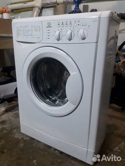 Стиральная машина Indesit(узкая)