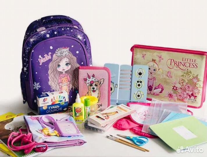 Школьный портфель с канстовароми