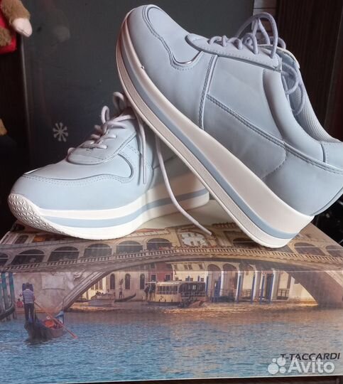 Кроссовки женские