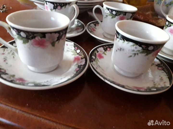 Кофейные чашки с блюдцами