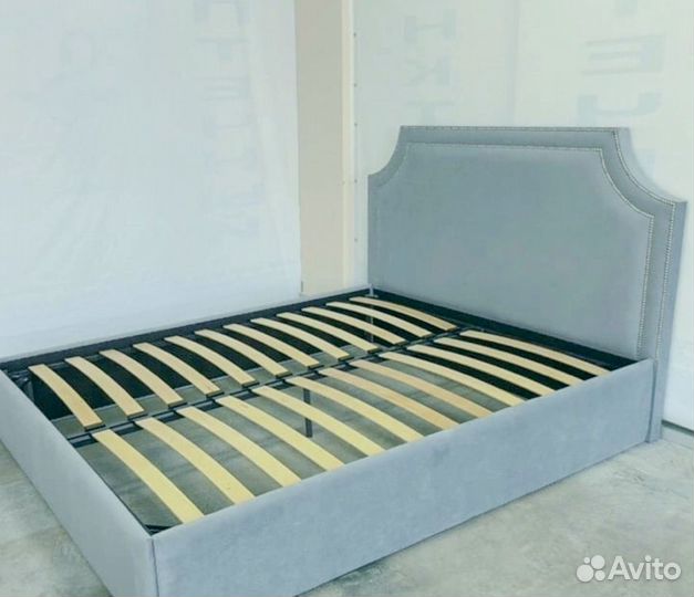 Кровать с мягким изголовьем