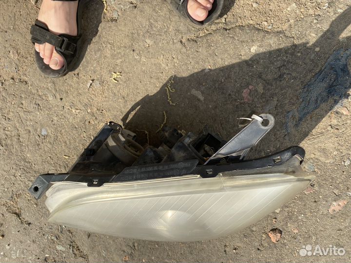 Фара Avensis левая