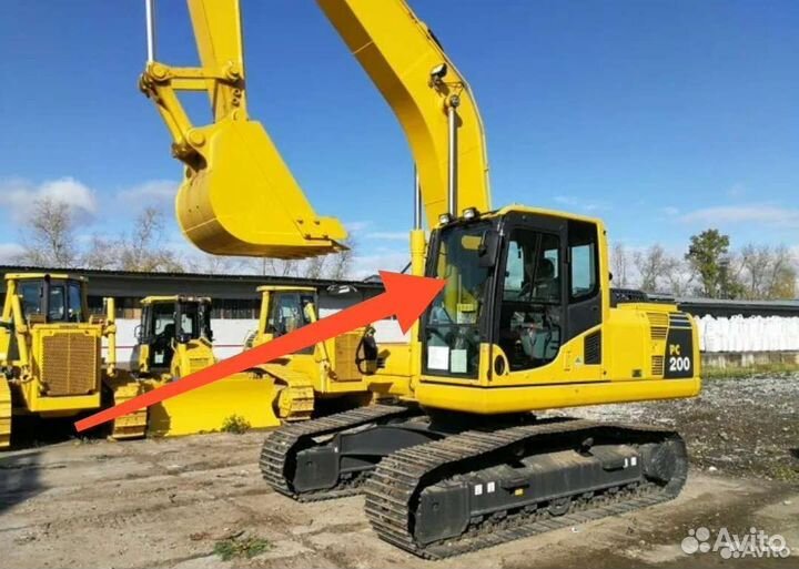 Komatsu PC 200/300 стекло лобовое нижнее 20Y-54-51