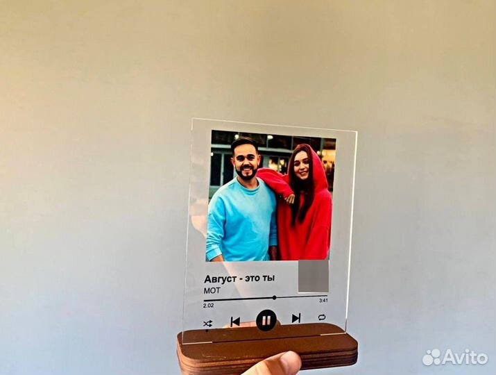 Трек на стекле с музыкой