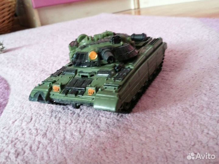 Игрушечный пластиковый танк