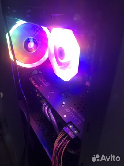 Игровой компьютер с монитором и клавиатурой