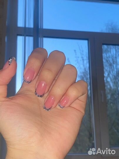 Модель на маникюр