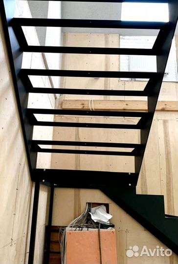 Лестница прямая на металлокаркасе