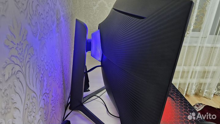 Игровой компьютер с монитором и клавиатурой