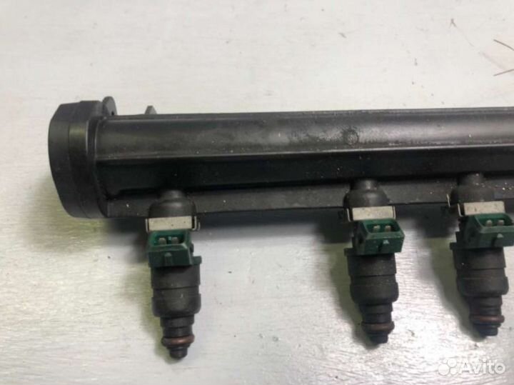 Форсунка Volkswagen Golf 4 1.6 037906031AA