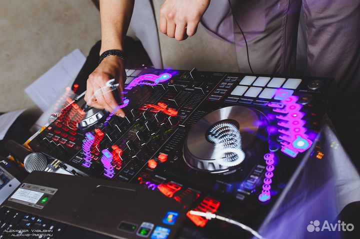 Ведущий-диджей (два в одном) с оборудованием