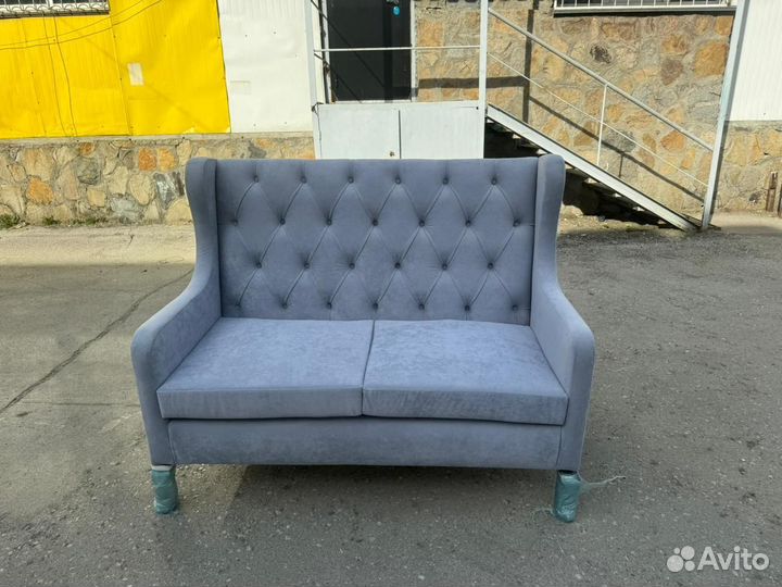 Диван в каретной стяжке