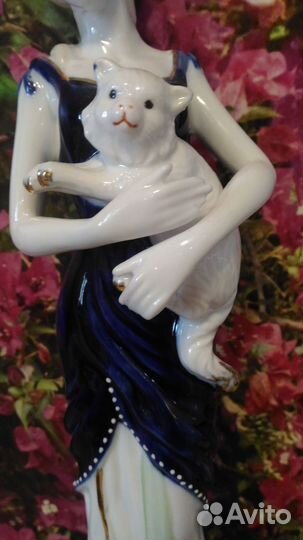 Статуэтка Фарфор. Дама с кошкой