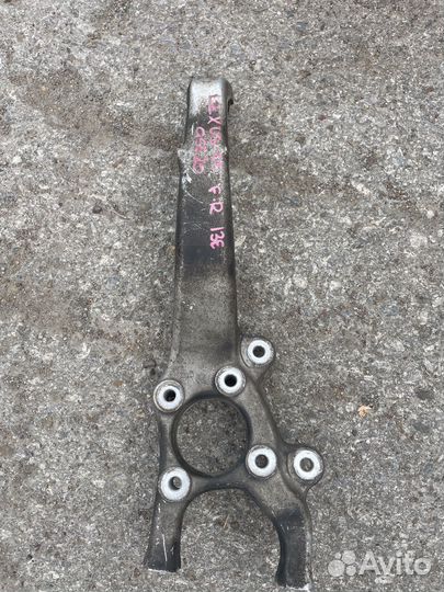 Передний правый поворотный кулак lexus is 250