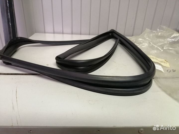 Уплотнитель стекла двери передней правой Antara 20