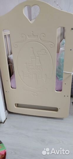 Детская кроватка с маятником и ящиком