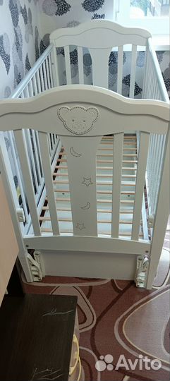 Детская кроватка с маятником и ящиком