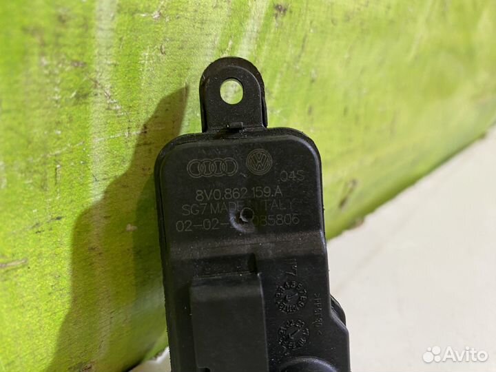 Активатор замка крышки бензобака VAG 8V0862159A