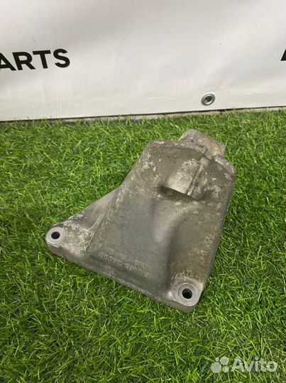 Кронштейн опоры двигателя правый Mercedes S W221