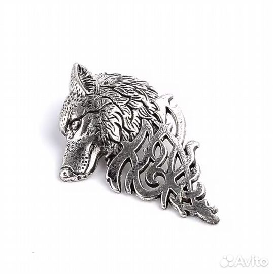 Брошь в виде головы волка серебряного цвета