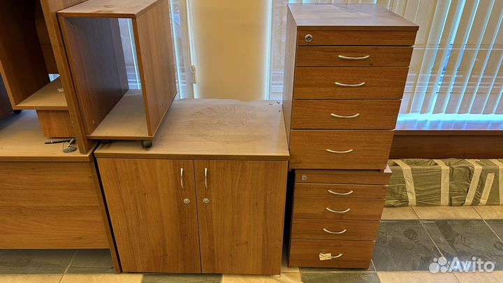 Различная офисная мебель: столы, шкафы, тумбы