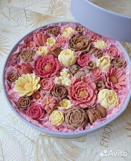 Коробочка с шоколадными цветами