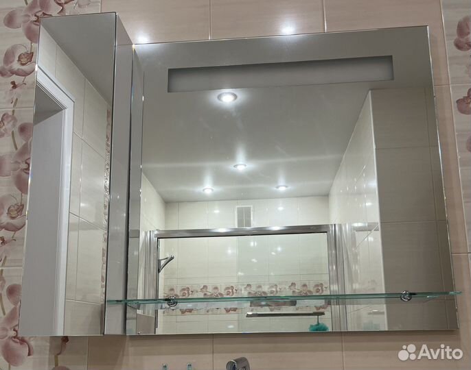 Зеркало со шкафчиком в ванную комнату