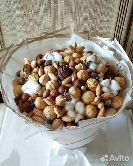 Букет из орехов и сухофруктов