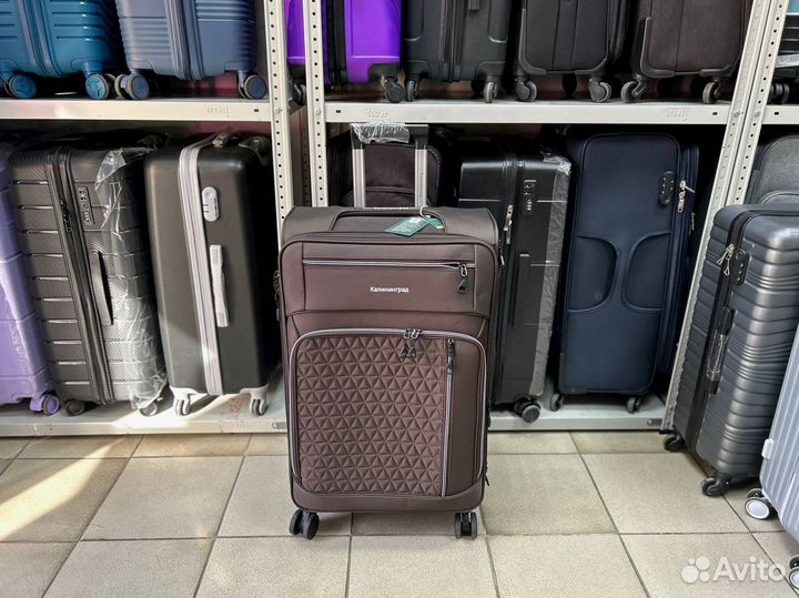 Чемодан маленький на колесах