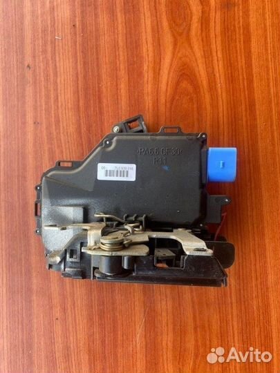 Замок двери задний правый Vw Touran minivan BSE