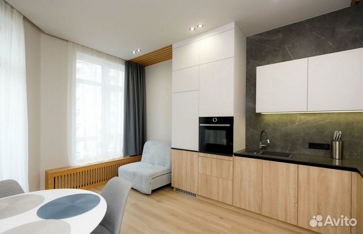 Уютный кухонный гарнитур в современном стиле