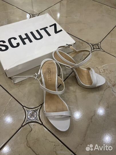 Босоножки Schutz