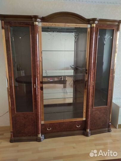 Продам итальянскую мебель(стол, стенка)