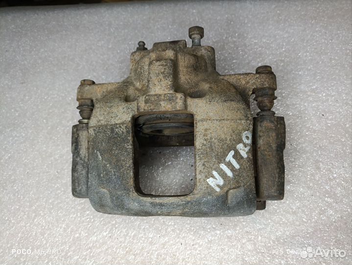 Суппорт передний правый Dodge Nitro