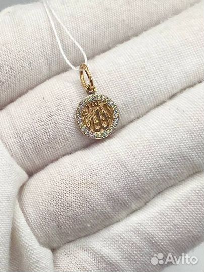 Золотая подвеска с камнем