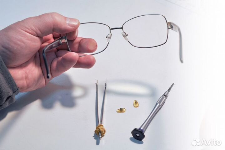 Установка линз в оправу очков, сборка очков