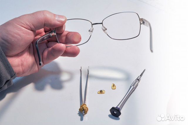 Установка линз в оправу очков, сборка очков