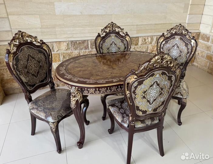 Стол и стулья