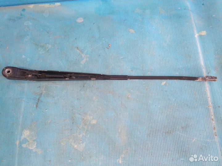 Поводок стеклоочистителя передний правый Renault L