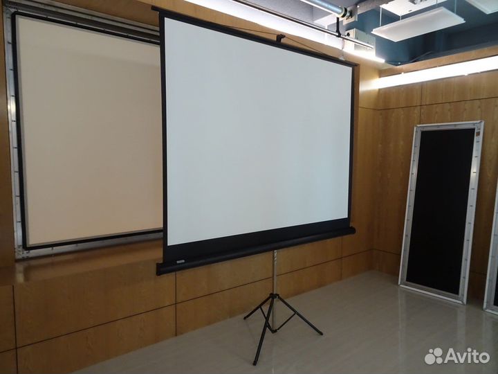 Экран с проектором на штативе