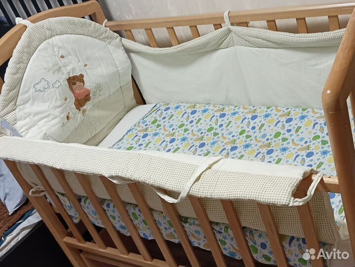 Детская кроватка с маятником