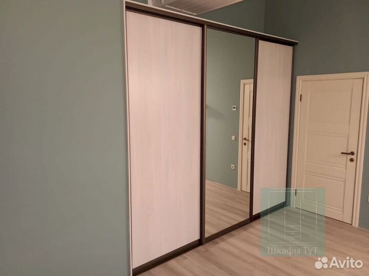 Шкаф с зеркалом