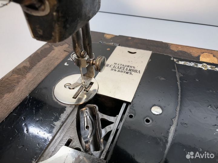 Дореволюционная швейная машинка с гравировкой