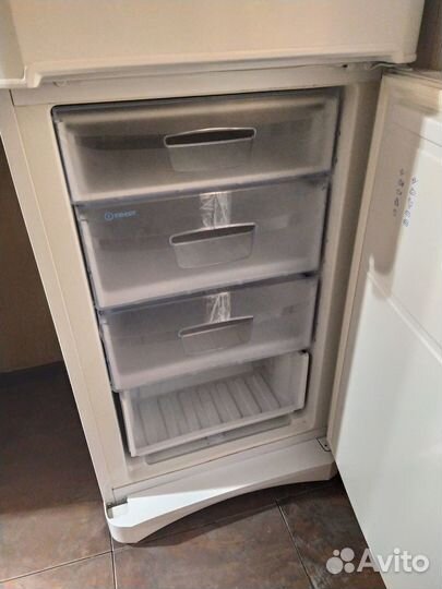 Продам холодильник indesit
