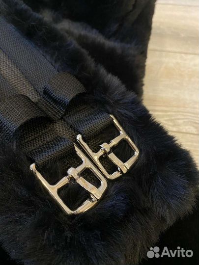 Меховое седло на лошадь