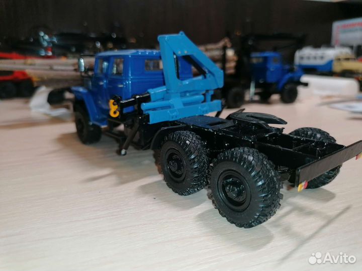 Модель грузовика Урал с манипулятором