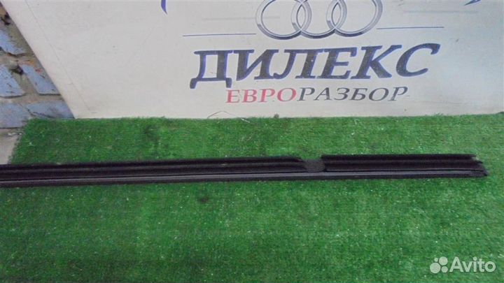 Накладка стекла заднего правого VW Tiguan 2007-20