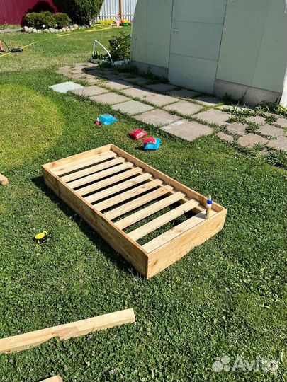 Кровать из дерева