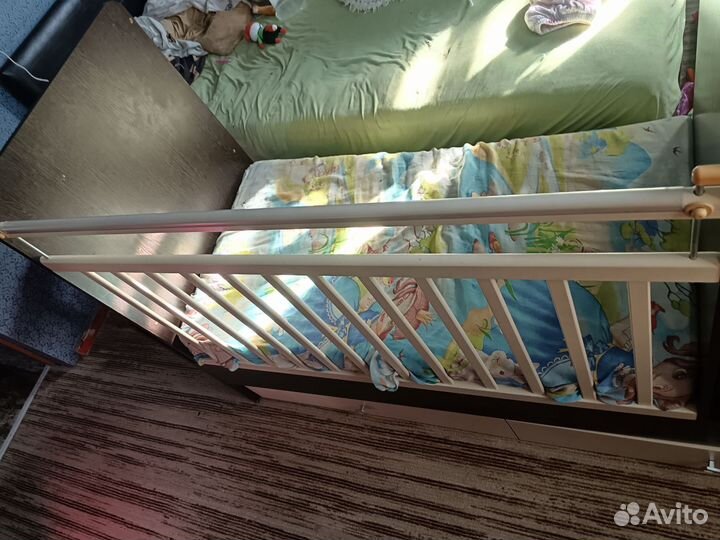 Детская кроватка с маятником и комодом