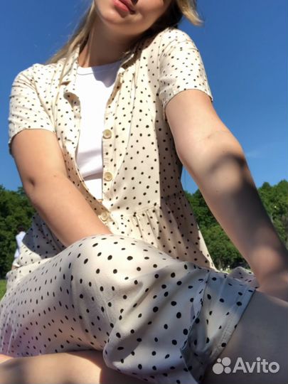 Платье бежевое в горох Monki